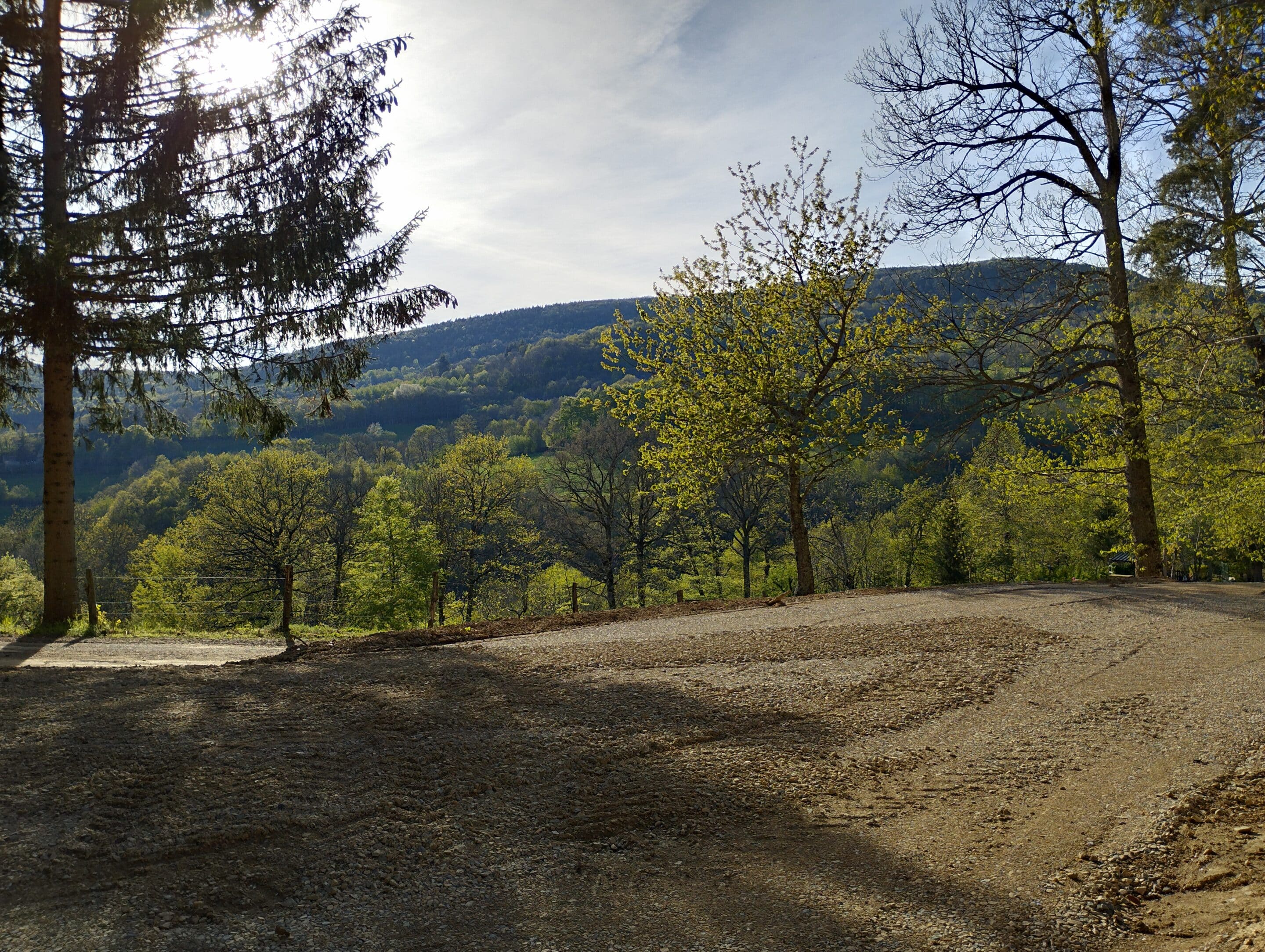 Une aire de stationnement pour 2 camping- cars